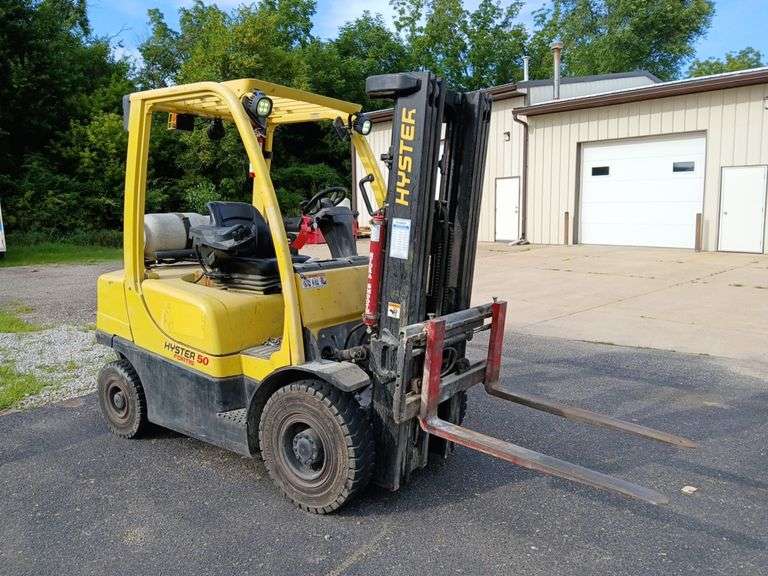Hyster 50 Fortis model H50FT serial number L177V11481K, LP forklift, triple mast, side shift 9000 hrs, 42" forks. WIRE TRANSFER REQUIRED **We reserve use until loading is complete, possibly next day pick up. Please contact Auction Co after the close of auction to coordinate pick up** image