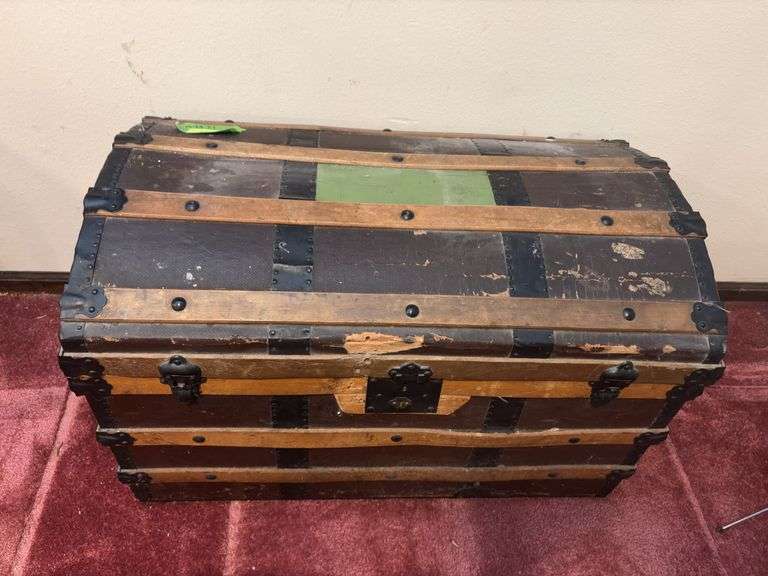 Humpback trunk 19 x 33 x 21H, leather handles inside