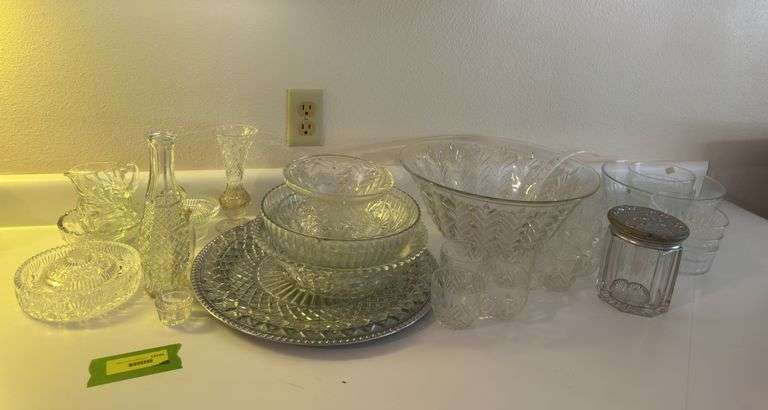 Punch bowl, cigar humidor, vases, etc...