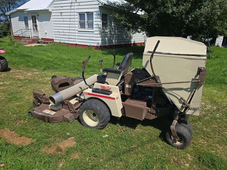 Grasshopper 725 gas engine zero turn mower, SN 494925, 60" deck leaf collection system, double dual wheeled rear wheels, hrs meter shows 925 hrs image
