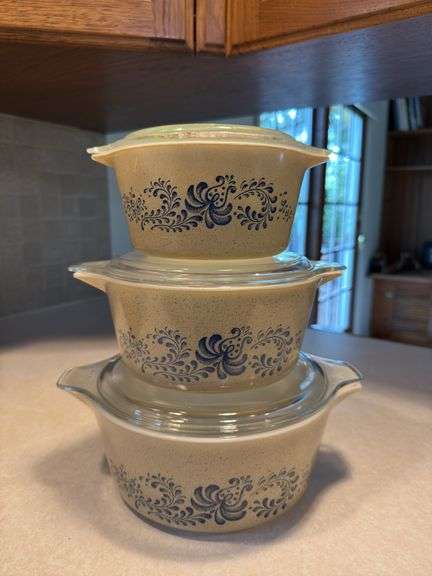 Three Pyrex round casseroles with lids-No. 473, 474B and 475B Lids are “rough” around edges image