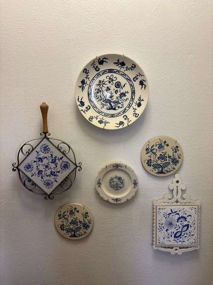 Blue Onion plates and trivets image