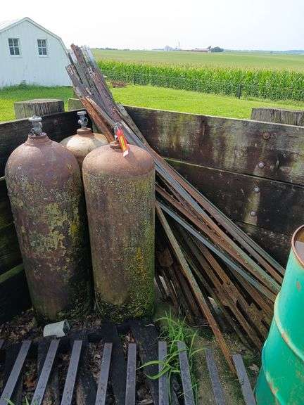 (3) 100# lp cylinders and steel posts 20+ image