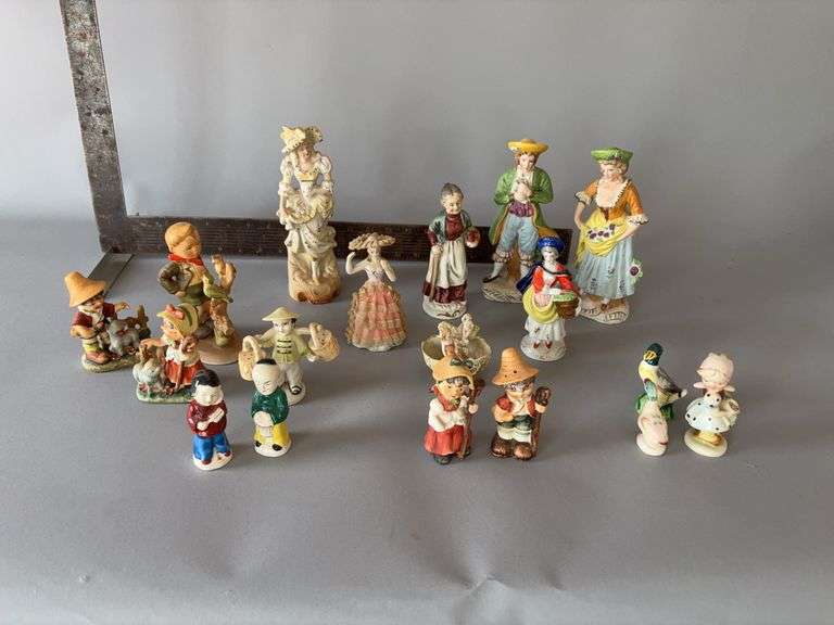 Box full of figurines includes Occupied Japan and S&P's image