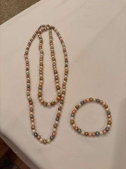 Cultured Pearl necklaces and bracelet image