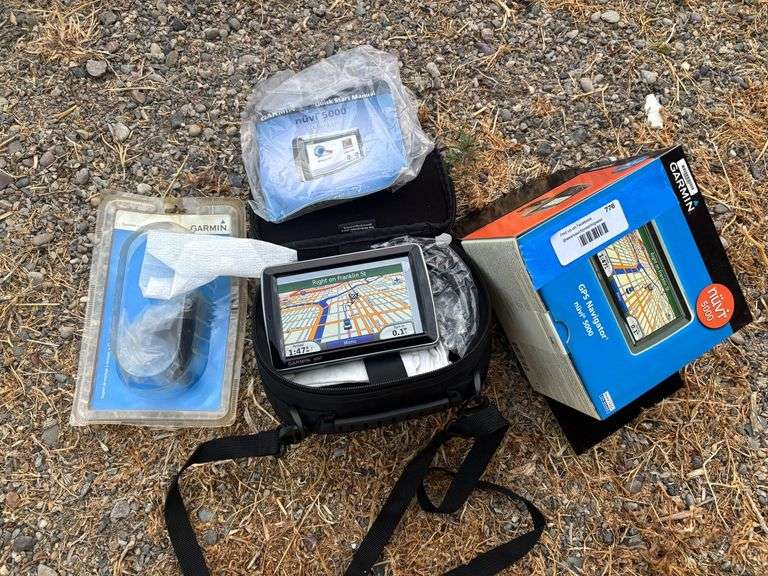 Garmin Nuvi 5000 GPS Navigator with case image
