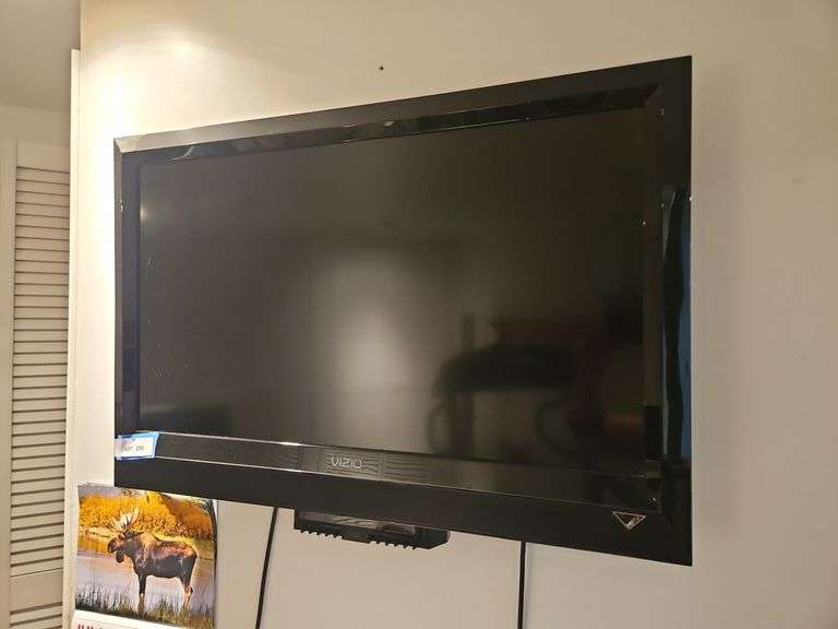 Vizio 31" TV with Remote (Bring Tools to Remove from Wall), Working image