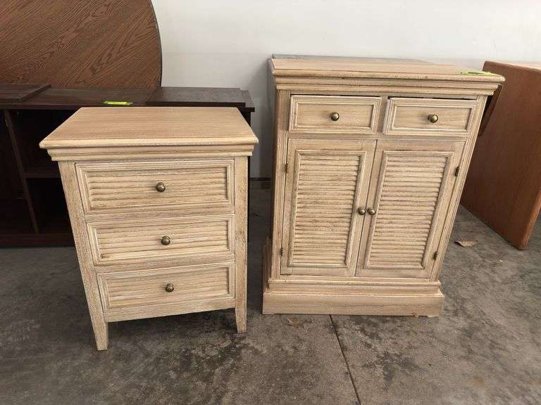 2 modern cabinets 12 x 24 and 15 x 20