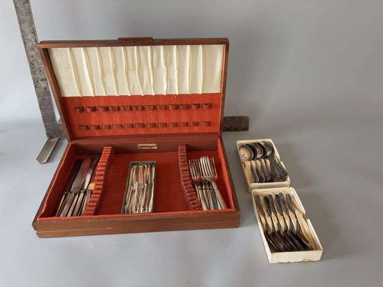 Flatware case with many pieces flatware, all sorts image