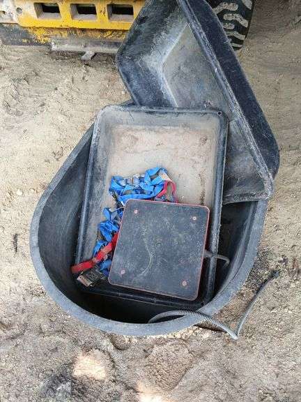 Oval short stock tank, 2 poly pans, tank heater, metal hog pan and rachet straps image