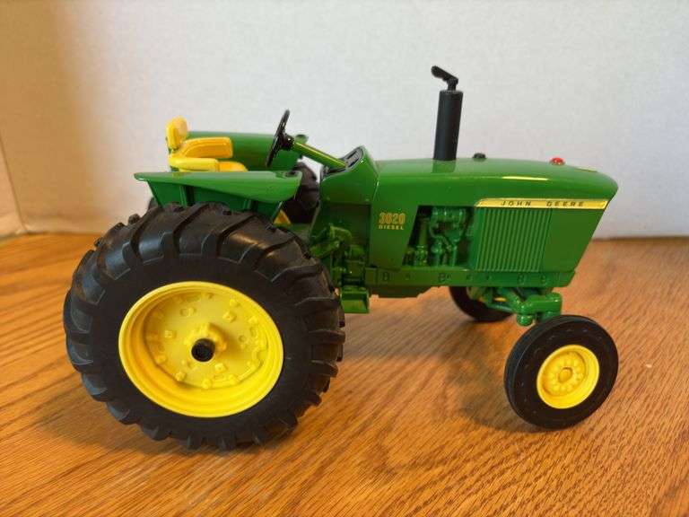 1:16 scale John Deere 3020 Diesel image