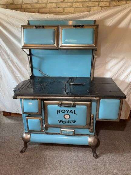 Royal Winsdsor blue enamel wood cookstove w/ pie oven, water reservoir Complete, Excellent condition 27D x 48L x 61H image