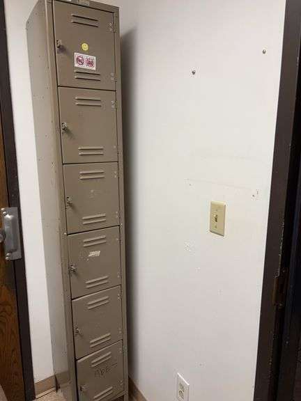 Single Locker unit 12x15x 79 and contents image