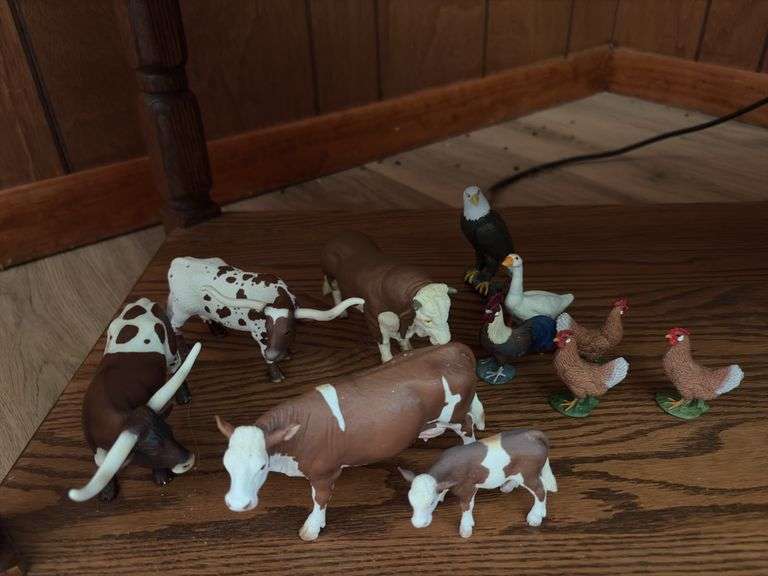 Various resin animals, most appear to be Schleich image