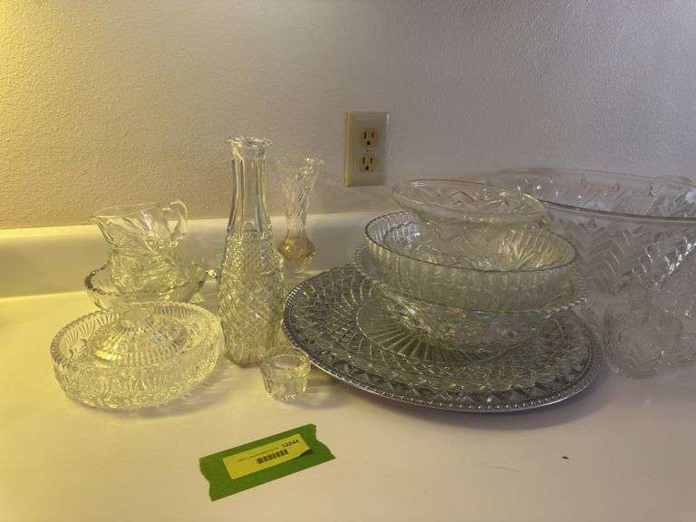 Punch bowl, cigar humidor, vases, etc...