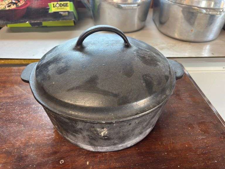 Renfrow ware 3, Cast Dutch oven 10 x 4.5 image