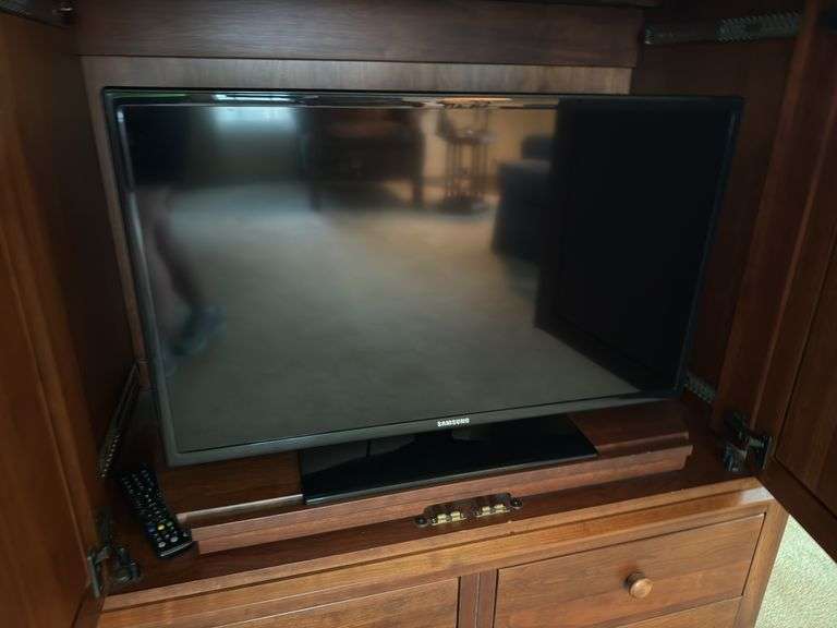 Samsung 32” flatscreen TV w/ remote image