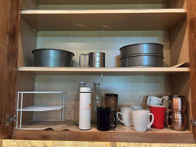 Mugs, copper mugs, cake pans, sifter, corner rack -Bring box