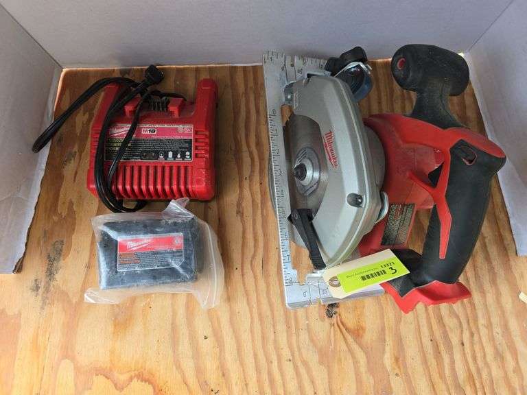 Milwaukee 6.5” circular saw 2630-20, battery, charger image
