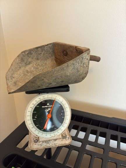 Health O Meter family scale and 2lb feed scoop image