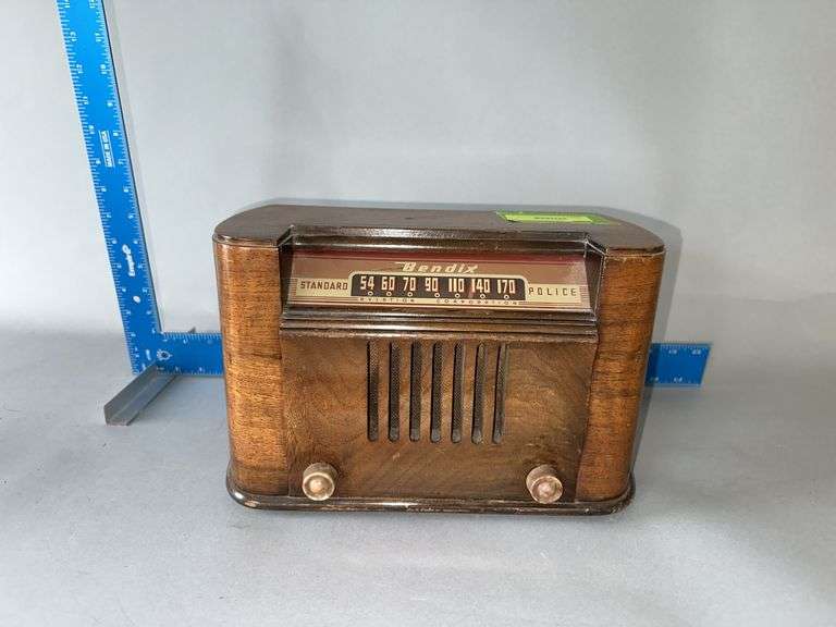Bendix Aviation Corporation Standard and Police band radio Radio has power, but unable to change station image