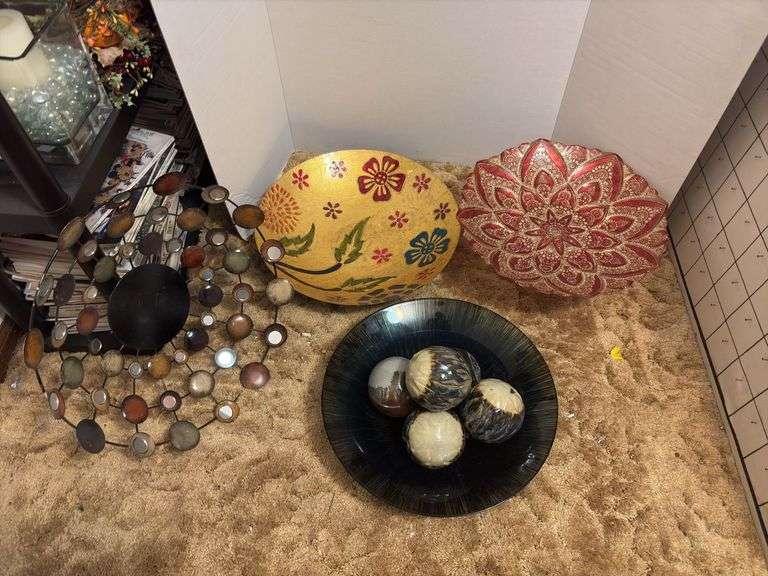 Four art deco bowls and balls to put in them image
