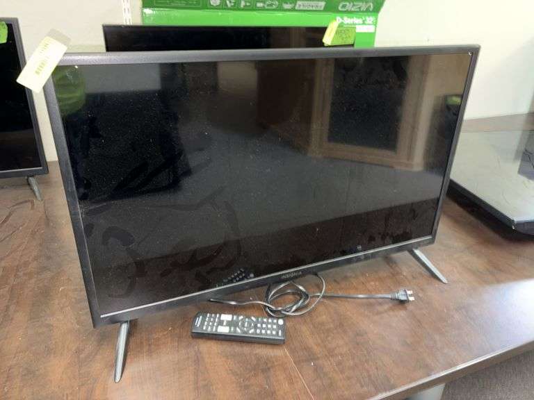 Insignia 32” TV  with remote Model NS32D310NA21 image