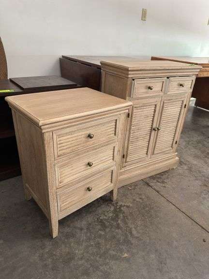 2 modern cabinets 12 x 24 and 15 x 20