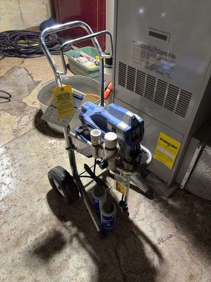 Magnum Graco 210ES 220V pneumatic paint sprayer and (2) 1qt bottles pump armor image