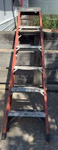 6’ fiberglass stepladder image