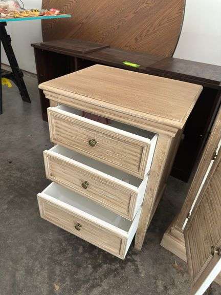 2 modern cabinets 12 x 24 and 15 x 20