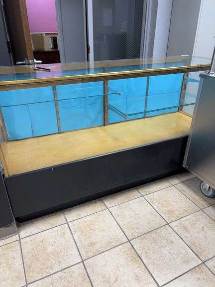 Glass Display cabinet 60x22x40, has a plug in but we don’t see a light? image