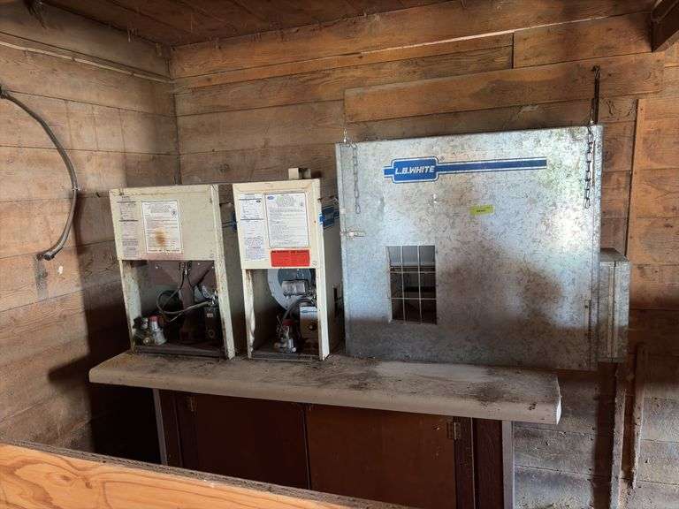 2 LB White heaters and 6-16 LED analyzer, condition unknown image