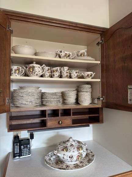 Many pieces Johnson Bros Autumn Delight pattern dinnerware Not counted, not inspected for damage image