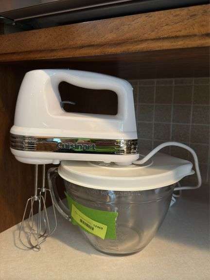 Pampered Chef 2 liter batter bowl with lid and Cuisinart hand mixer image