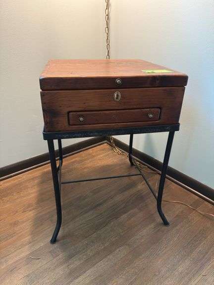 18x18x7H lift top box on 18H metal stand image