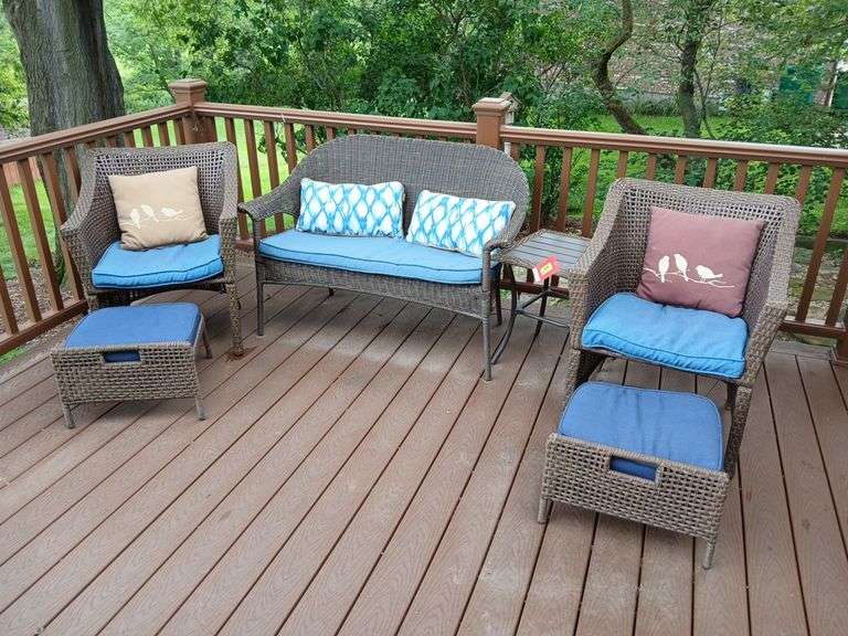 Patio set w/ cushions as shown image