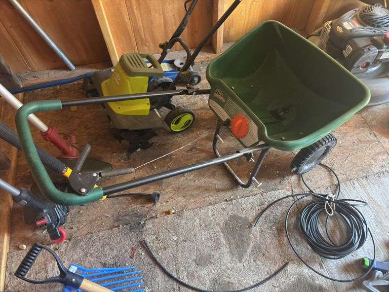 Scott’s Lawn Pro broadcast spreader image