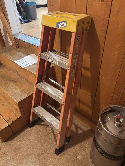 4 foot fiberglass step ladder image