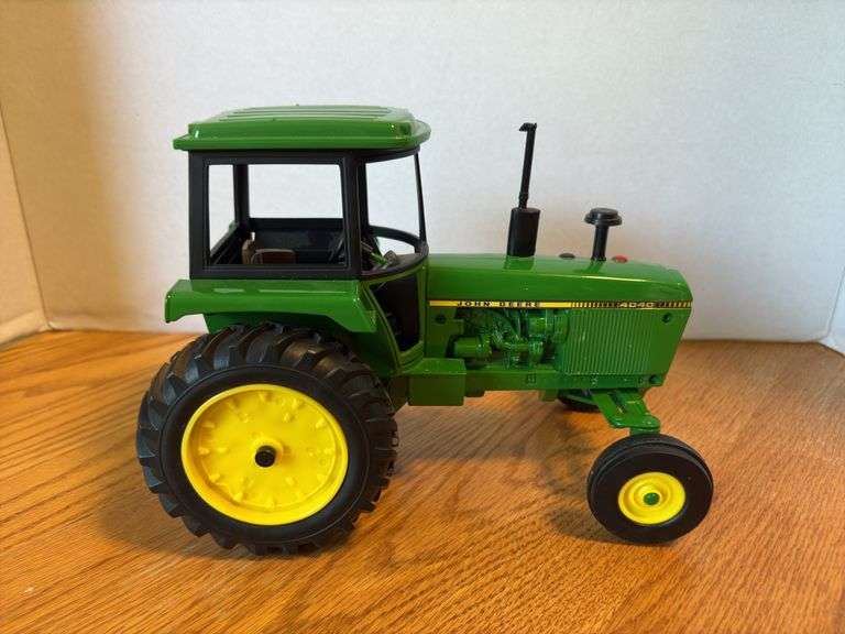1:16 scale John Deere 4040 image