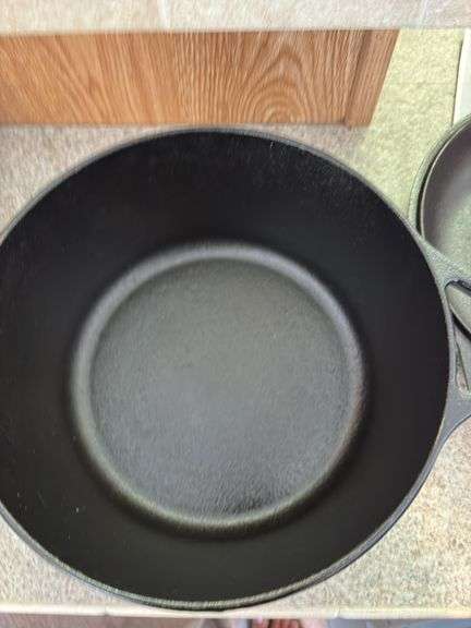 Lodge cast iron dutch oven
