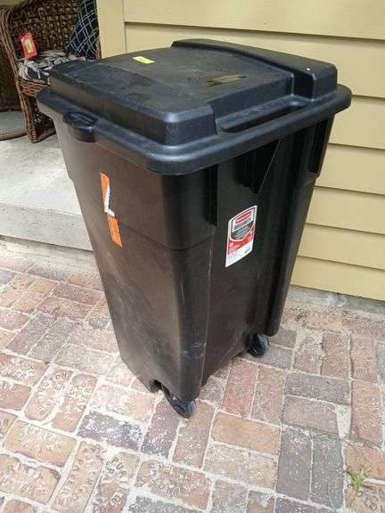Rubbermaid Roughneck 50 gallon rolling garbage can new image