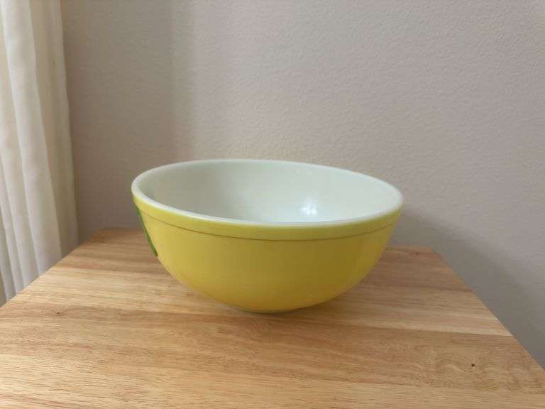 Pyrex yellow mixing bowl No number on bottom, 404 size
