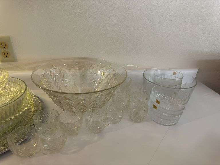 Punch bowl, cigar humidor, vases, etc...
