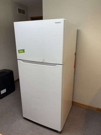 Insignia refrigerator Model NS-RTM18WH7 Crisper drawer holder is broken image