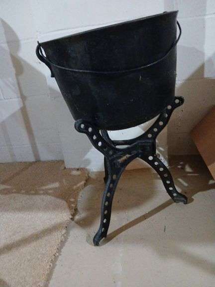 Griswold cast iron skillet, 3 ftd cast iron kettle and cast iron spider