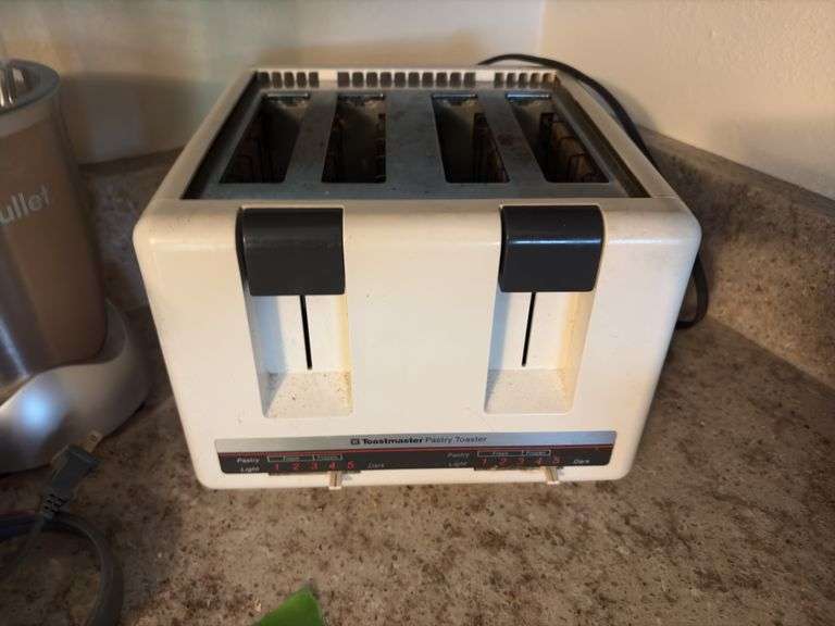 Nutribullet and 4 slice toaster