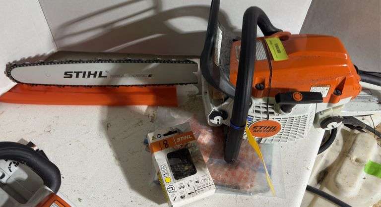Stihl MS261C 18” chainsaw and extra chain image