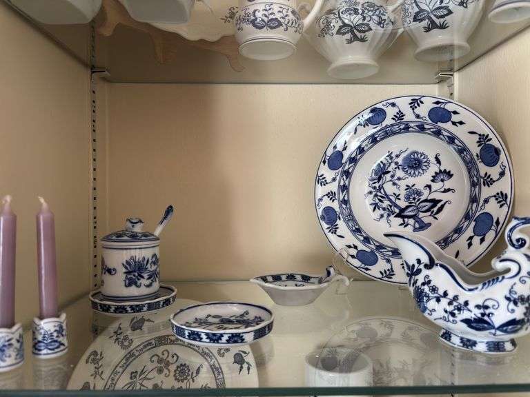 Blue Onion Viema Woods Fine China pieces, Plate image