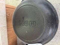 Lodge cast iron dutch oven